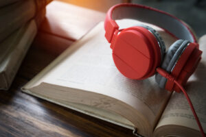 cascos para escuchar música y libro de texto